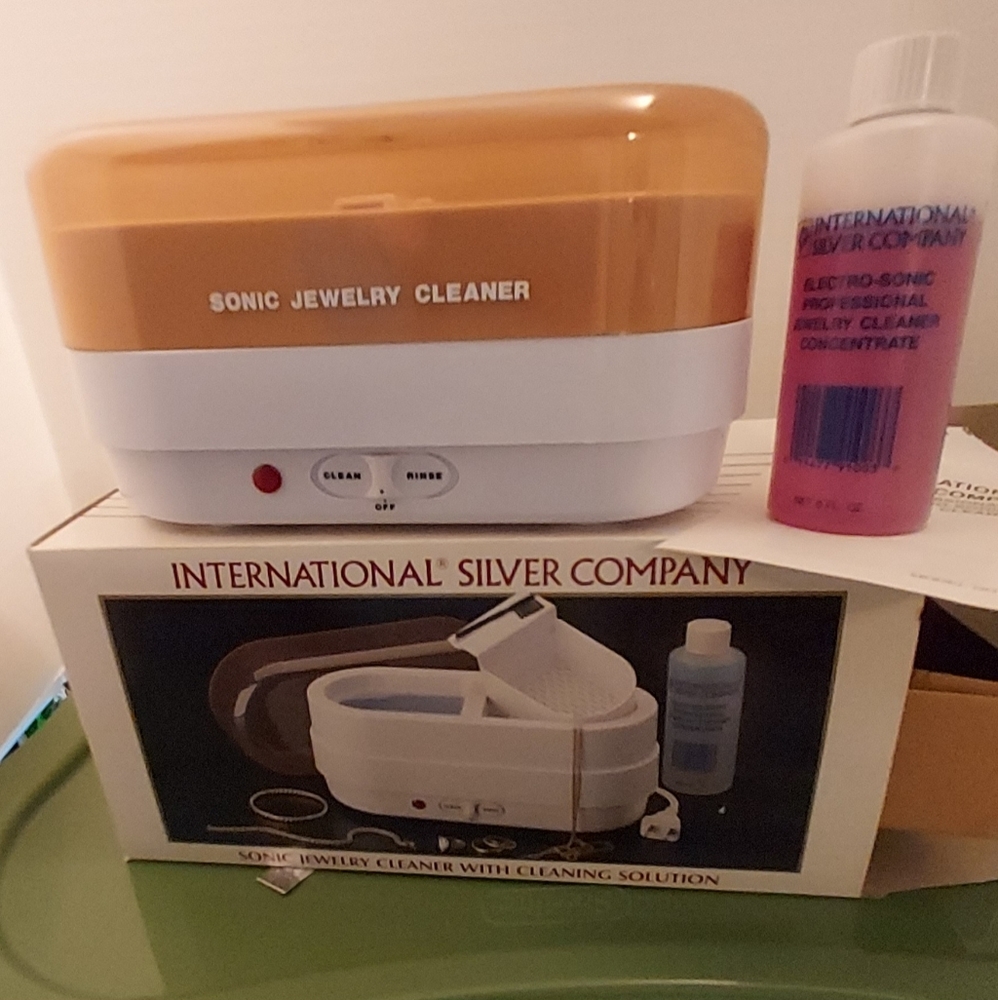 Vintage SonicJewlrey Cleaner Machine with Solution Electric.  Like New !!
